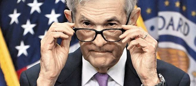 제롬 파월 연방준비제도(연준) 의장이 7일 연방공개시장위원회 이후 가진 기자회견에서 안경을 고쳐 쓰고 있다. 연준은 지난 9월 기준금리를 0.5%포인트 인하한 데 이어, 이날 0.25%포인트 추가 인하했다. /AFP 연합뉴스