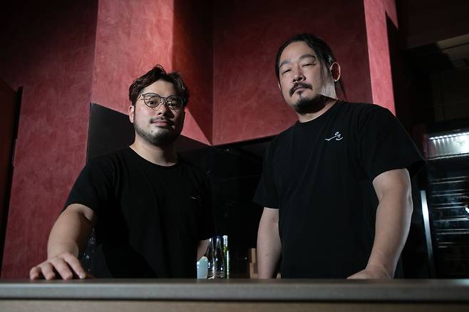 서울 강남구 미슐랭 1스타 윤서울에서 김도윤(오른쪽), 송홍윤 셰프가 조선비즈와 인터뷰를 갖고 있다. / 장련성 조선일보 기자