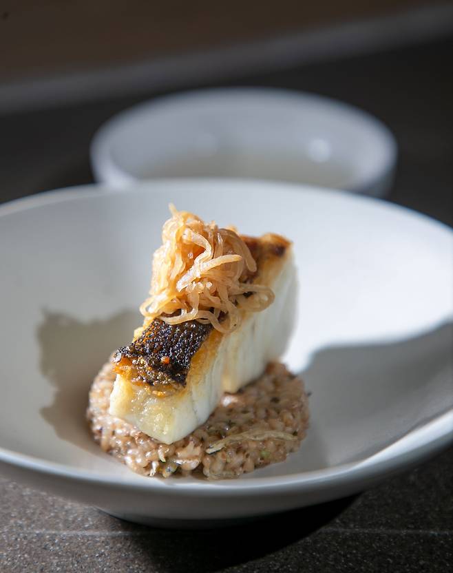 미슐랭 1스타 윤서울에서 송호윤 셰프가 만든 농어 요리. / 장련성 조선일보 기자