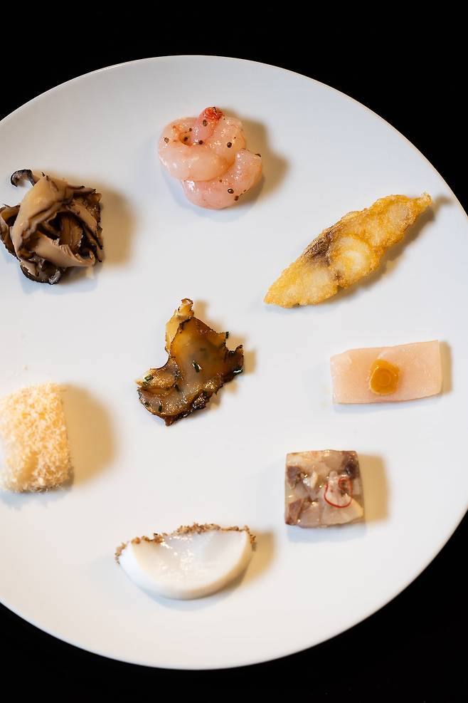 윤서울의 각색어채. 옛 선조들이 여러 해산물 음식을 주로 먹을 때 부르던 명칭에서 착안한 요리. 표고버섯, 가리비 관자와 관자포, 피문어와 흰 들깨, 우족편, 숙성된 삼치회와 마늘 장아찌, 생선 전, 단새우와 토종 들깨, 가운데는 참소라로 만든 장이 놓여있다. /윤서울