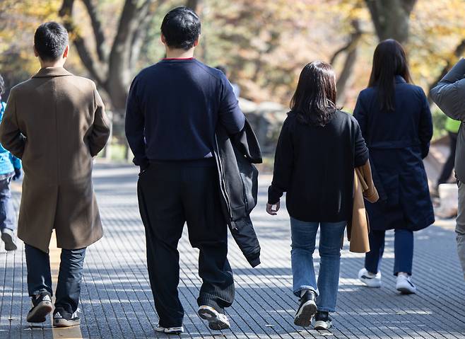 서울 용산구 N서울타워를 찾은 시민들이 외투를 손에 들고 산책을 하고 있다. /뉴스1