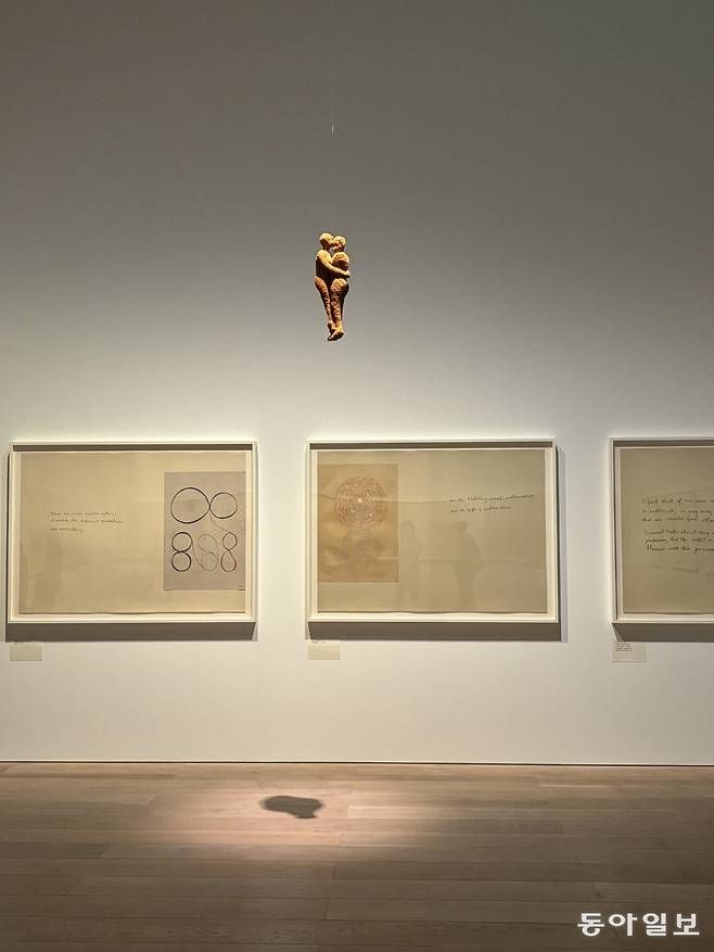 매달린 조각 작품 ‘더 커플’. 사진 김민