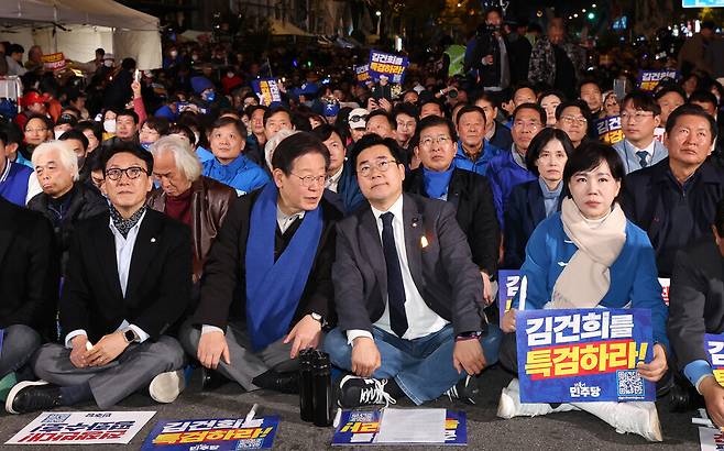 김건희-윤석열 국정농단 규탄 및 특검 촉구 제2차 국민행동의 날 집회가 9일 오후 서울 중구 숭례문 일대에서 열려 이재명 더불어민주당 대표와 박찬대 원내대표가 이야기 나누고 있다. 신소영 기자