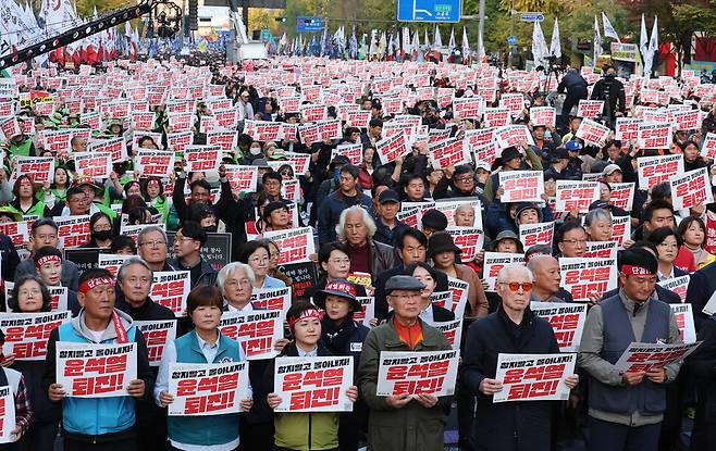 민주노총, 전국민중행동, 진보대학생넷 등이 속한 윤석열정권퇴진운동본부가 9일 오후 서울 중구 숭례문 앞과 세종대로 일대에서 ‘윤석열 정권 퇴진 1차 총궐기’를 열어 ‘윤석열은 퇴진하라’등의 구호를 외치고 있다. 신소영 기자