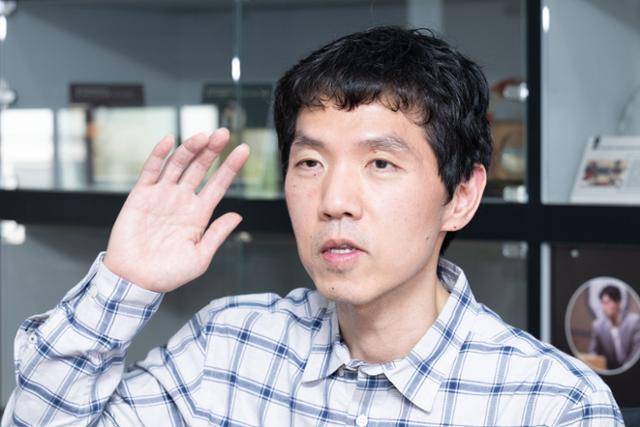 지난달 16일 서울 성동구 한국기원에서 만난 이창호 9단은 “나 자신의 한계를 인정하지 않고 승부도 멈추지 않을 것”이라며 최근 기록한 1,900승 돌파 비결과 더불어 2,000승 달성까지 ‘느림의 미학’을 통해 걸어가겠단 의지를 에둘러 피력했다. 이한호 기자