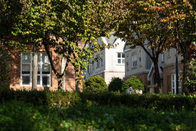 파주와 양평처럼 처음부터 영어마을로 계획된 캠퍼스는 이국적인 풍경으로 사진 촬영이나 데이트를 하러 오는 시민들도 찾고 있다.