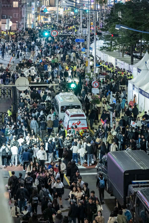 9일 수영구 광안리해수욕장 일대에서 열린 제19회 부산불꽃축제가 끝난 뒤 해변로가 귀가하는 인파로 붐비고 있다. / 이원준 기자windstorm@