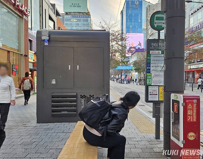 서울 서대문구 신촌동 한 버스정류장 의자에 앉으니 스마트쉼터가 시야를 가려 도로 상황을 확인하기 어려웠다. 사진=임지혜 기자