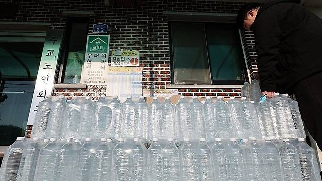 어제(8일) 오후 충남 홍성군 결성면 형산리 주교노인회관 앞에 주민들에게 공급하는 생수가 쌓여있다/사진=연합뉴스