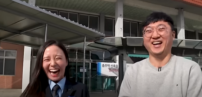 ‘충주맨’ 김선태 주무관(오른쪽)과 ‘미스기관사’ 강하영 대리.[사진 제공 = 유튜브 캡처]