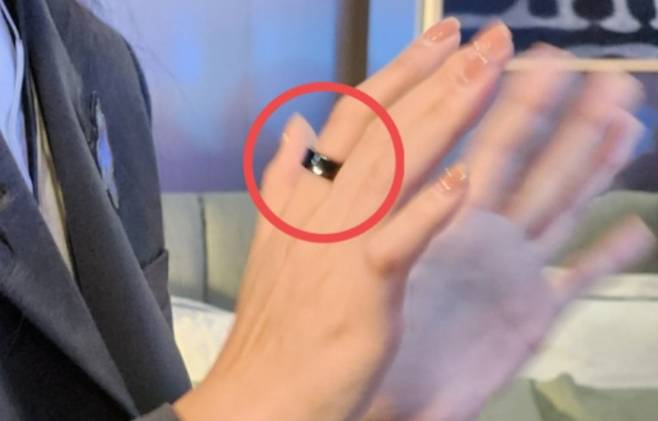 삼성전자 스마트반지 '갤럭시 링'을 착용한 모습 [헤럴드DB]