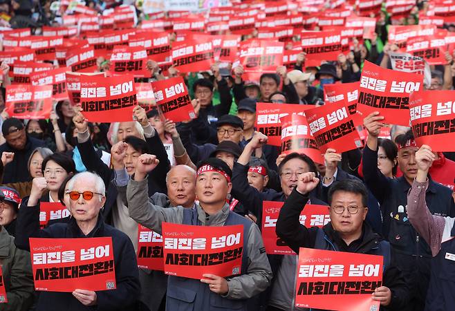 9일 오후 서울 숭례문 일대에서 열린 민주노총 전태일열사 정신계승 2024 전국노동자대회·1차 퇴진 총궐기에서 양경수 민주노총 위원장과 조합원들이 구호를 외치고 있다. [연합]