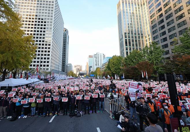 9일 오후 서울 숭례문 일대에서 열린 민주노총 전태일열사 정신계승 2024 전국노동자대회·1차 퇴진 총궐기에서 민주노총 조합원들이 구호를 외치고 있다. [연합]