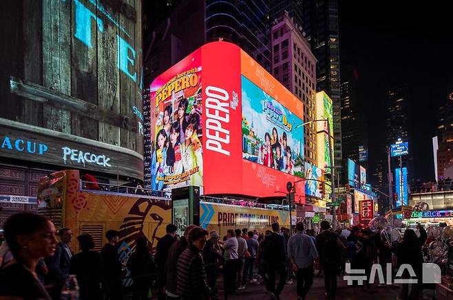 [서울=뉴시스] 롯데웰푸드의 빼빼로 글로벌 광고 캠페인이 美 뉴욕 타임스퀘어 거리에서 상영 중인 모습. (사진= 롯데웰푸드 제공)