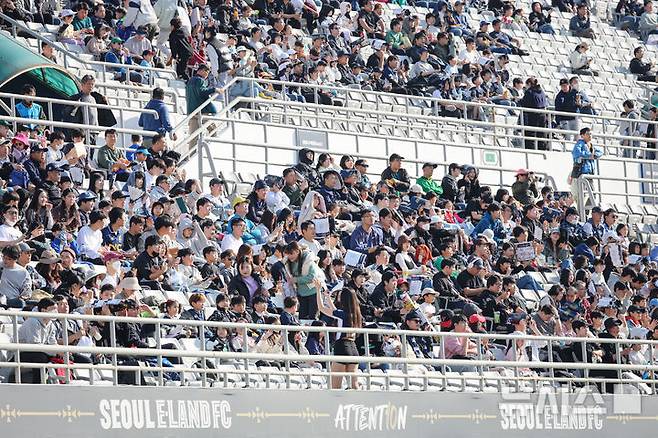 [서울=뉴시스] 프로축구 K리그2 서울이랜드 관중 사진. (사진=서울이랜드 제공)  *재판매 및 DB 금지