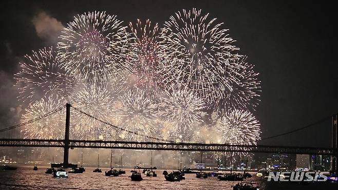 [울산=뉴시스]안정섭 기자 = 지난해 11월4일 오후 부산 광안리 일원에서 개최된 제18회 부산불꽃축제 관람을 위해 울산 고래바다여행선이 특별운항에 나선 가운데 화려한 불꽃이 밤하늘을 수놓고 있다. yohan@newsis.com