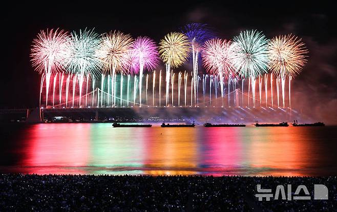 [부산=뉴시스] 하경민 기자 = '제19회 부산불꽃축제'가 열린 9일 부산 수영구 광안리해수욕장 일대에서 광안대교를 배경으로 화려한 불꽃쇼가 펼쳐지고 있다. 2024.11.09. yulnetphoto@newsis.com