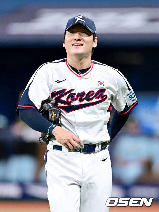 [OSEN=고척, 최규한 기자] 프리미어12를 준비하는 대한민국 야구 대표팀과 상무가 6일 오후 서울 고척스카이돔에서 연습경기를 가졌다.프리미어12는 세계야구소프트볼연맹(WBSC)에서 개최하는 야구 국제대회로 WBSC 랭킹 상위 12개국이 모여 치르는 대회다. 한국은 2015년 열린 초대 대회에서 우승을 차지했고 2019년 대회에서는 준우승을 달성했다. 이번 대회에서는 9년 만에 우승 탈환을 노린다.&nbsp;1회말 투구를 마친 야구 대표팀 곽빈이 더그아웃으로 향하며 미소짓고 있다. 2024.11.06 / dreamer@osen.co.kr