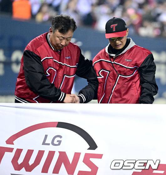[OSEN=잠실, 최규한 기자] 프로야구 LG는&nbsp;11일 서울 잠실구장에서 열린 2024 KBO리그 포스트시즌&nbsp;준플레이오프(5전 3선승제) 최종 5차전에서 KT를 4-1로 꺾고 시리즈 성적 3승 2패로&nbsp;플레이오프 진출 티켓을 거머쥐었다. 경기를 마치고 승리한 LG 차명석 단장과 염경엽 감독이 인사를 나누고 있다. 2024.10.11 / dreamer@osen.co.kr