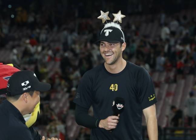 KIA 제임스 네일이 홈팬들 앞에서 수훈선수 인터뷰를 하며 미소 짓고 있다. /사진=KIA 타이거즈 제공