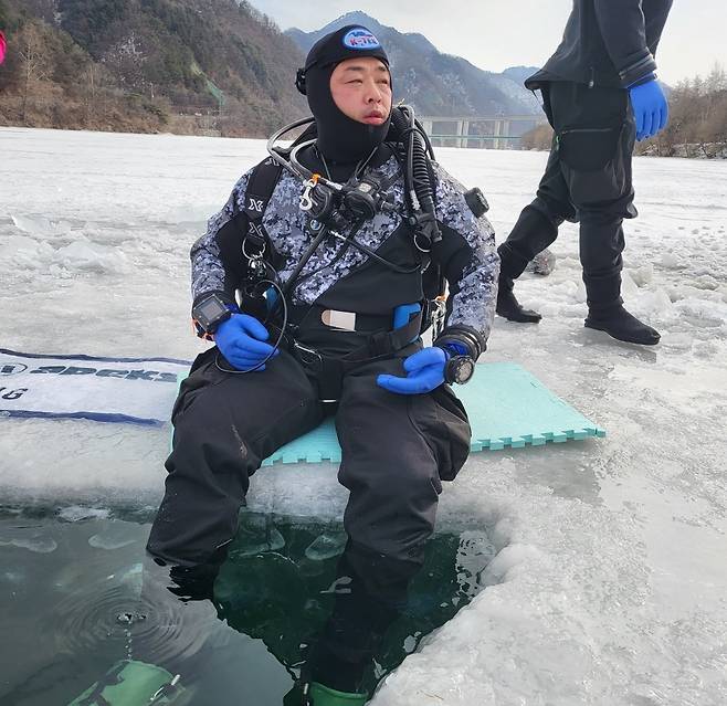 스킨스쿠버 훈련하는 안유진 소방위 [본인 제공. 재판매 및 DB 금지]