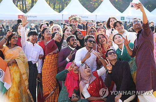 추억 남기는 외국인 유학생들 (수원=연합뉴스) 홍기원 기자 = 7일 오후 경기도 수원시 아주대학교에서 열린 '아주 인터내셔널 데이' 행사에서 전통의상을 입은 외국인 유학생들이 사진을 찍고 있다. 2024.11.7 xanadu@yna.co.kr