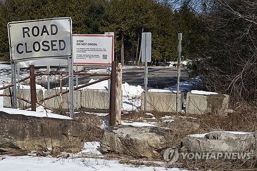 폐쇄된 록섬 로드 통과지점 (미국 뉴욕주 챔플린 EPA=연합뉴스) 미국 뉴욕주와 캐나다 퀘벡주를 잇는 록섬 로드 통과지점의 도로가 폐쇄되어 있는 2024년 3월 25일의 모습. (EPA/CJ GUNTHER) 2024.11.9.