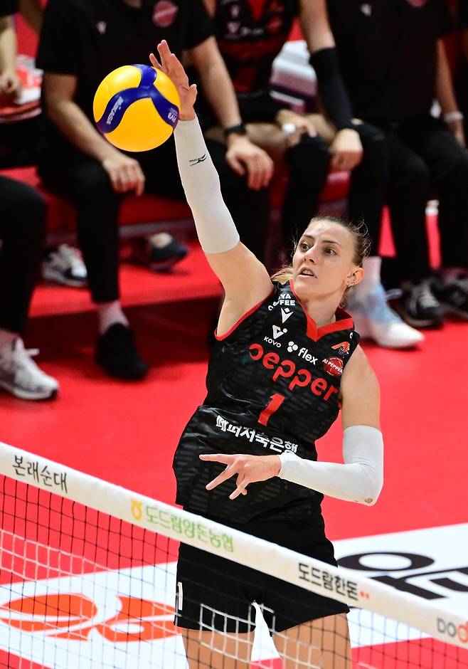 페퍼저축은행 테일러, V리그 데뷔 (서울=연합뉴스) 페퍼저축은행 새 외국인 공격수 테일러가 9일 광주 페퍼스타디움에서 열린 프로배구 여자부 IBK기업은행과의 홈 경기에서 공격을 시도하고 있다. [한국배구연맹 제공. 재판매 및 DB금지]