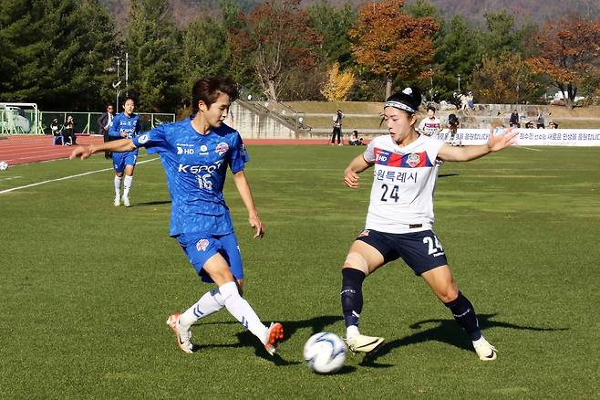 심서연(오른쪽)과 문은주(왼쪽) [한국여자축구연맹 제공. 재판매 및 DB 금지]