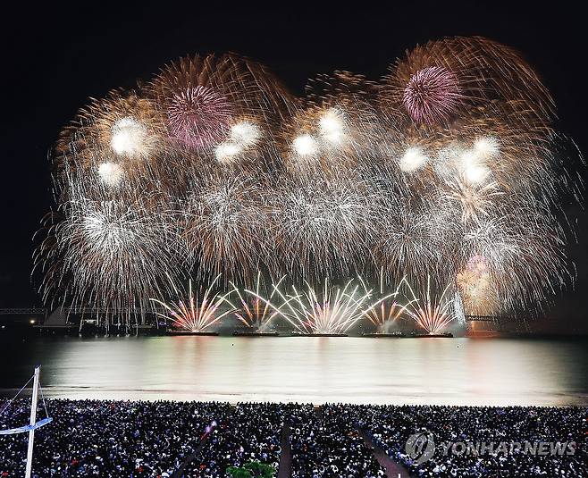 가을바다 적시는 불꽃 (부산=연합뉴스) 손형주 기자 = 9일 오후 부산 수영구 광안리해수욕장 일대에서 열린 제19회 부산불꽃축제에서 광안대교를 배경으로 화려한 불꽃이 가을 바다를 수놓고 있다. 2024.11.9 handbrother@yna.co.kr
