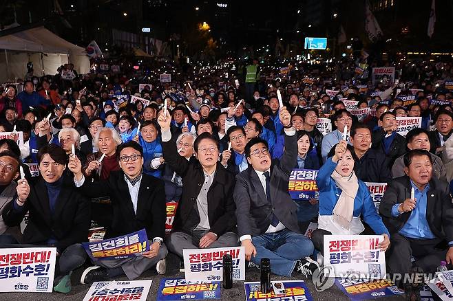 촛불 흔드는 민주당 지도부 (서울=연합뉴스) 박동주 기자 = 더불어민주당 이재명 대표(가운데), 박찬대 원내대표, 김민석, 전현희 최고위원 등이 9일 오후 서울 숭례문 일대에서 더불어민주당 주최로 열린 '김건희·윤석열 국정농단 규탄·특검 촉구 제2차 국민행동의 날' 장외집회에서 LED 촛불을 흔들고 있다.   2024.11.9 pdj6635@yna.co.kr