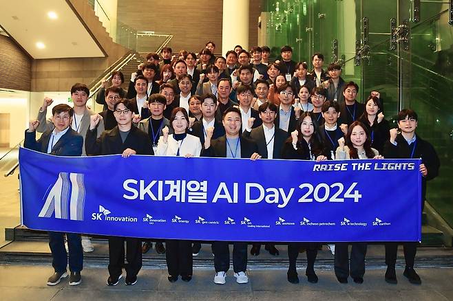 SK이노베이션 계열 경영진과 스카이데이 참석자들이 함께 기념 촬영을 하고 있다.(SK이노 제공)