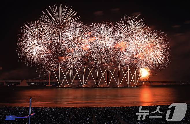 9일 오후 부산 수영구 광안리해수욕장 일대에서 열린 '제19회 부산불꽃축제'에서 화려한 불꽃이 부산 밤바다를 수놓고 있다. 2024.11.9/뉴스1 ⓒ News1 윤일지 기자