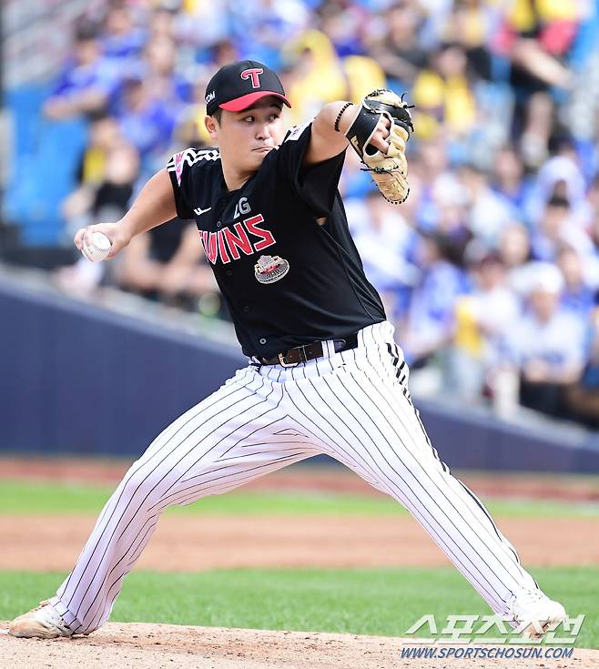 13일 대구 삼성라이온즈파크에서 열린 PO 1차전 삼성과 LG의 경기. 선발 투구하고 있는 LG 최원태. 대구=송정헌 기자songs@sportschosun.com/2024.10.13/