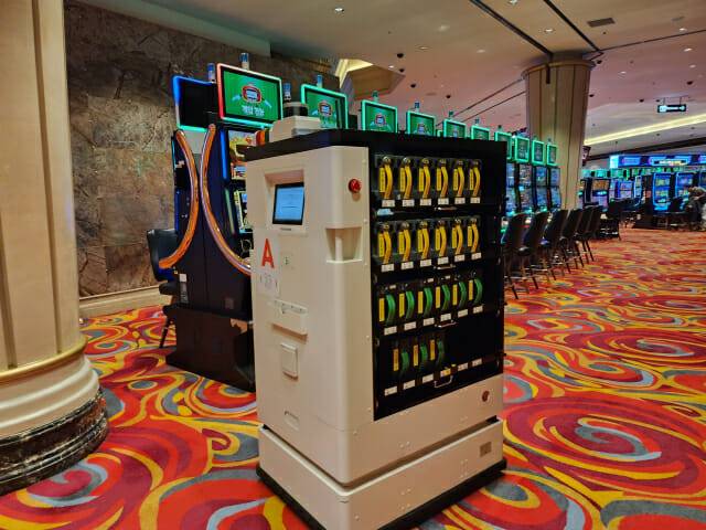 카지노 현금박스(빌스테커) 운반로봇 (사진=강원랜드)