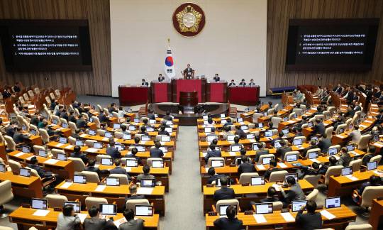 지난달 4일 오후 열린 국회 본회의에서 윤석열 대통령의 재의 요구로 국회로 돌아온 '김건희 여사 특검법'과 '채상병 특검법', 지역화폐법(지역사랑상품권이용활성화법) 개정안 등 3개 법안이 부결되고 있다. 연합뉴스