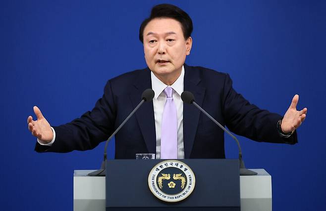 윤석열 대통령이 지난 7일 오전 서울 용산 대통령실 청사 브리핑룸에서 열린 ‘대국민 담화 및 기자회견’에서 취재진의 질문에 답하고 있다. 대통령실사진기자단
