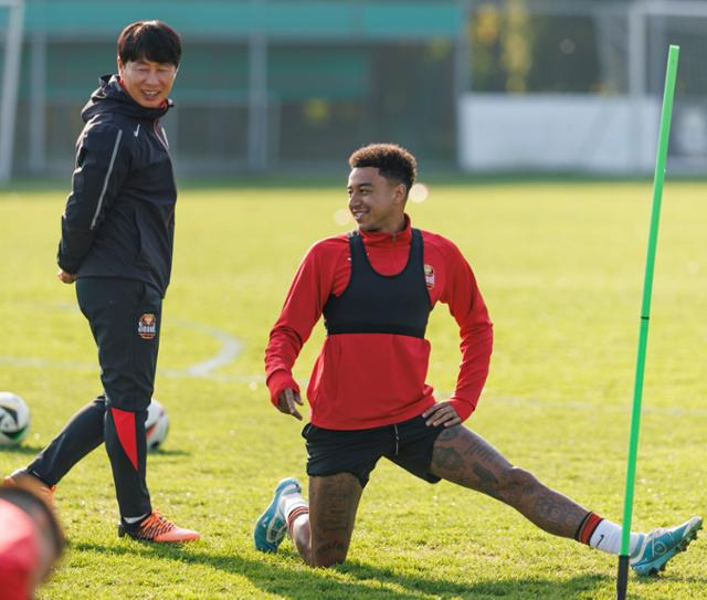 K리그1 상위 스플릿에서 순위 경쟁 중인 FC서울의 김기동 감독과 제시 린가드가 지난달 30일 오후 경기 구리시 GS챔피언스파크에서 열린 훈련에서 대화하고 있다. 연합뉴스