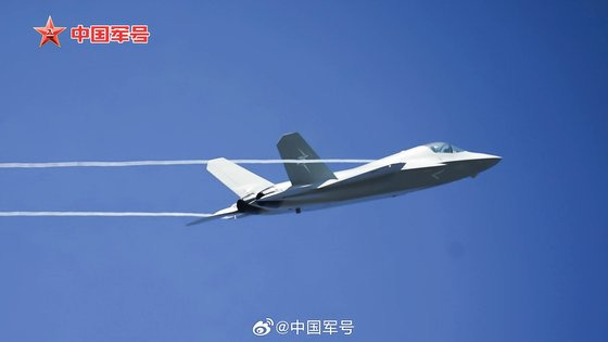 중국 주하이 에어쇼에서 시험비행 중인 중국 인민해방군 공군의 스텔스 전투기 J-35A. 사진 中國軍號