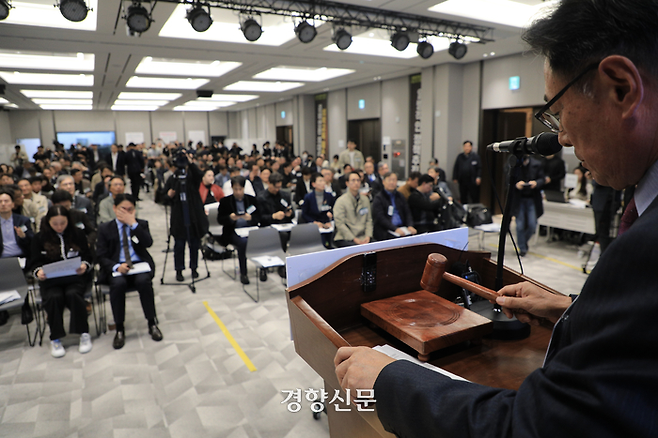 10일 서울 용산구 의협회관에서 임현택 대한의사협회 회장에 대한 탄핵을 결정하는 임시대의원총회가 열렸다. 이날 불신임안이 가결되면서 임 회장은 취임 6개월 만에 의협 회장자리에서 물러나게 됐다. 이준헌 기자