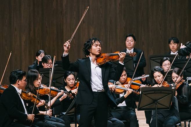 Luo Chaowen, first prize winner of Isangyun Competition 2024, performs with the Tongyeong Festival Orchestra led by conductor Christoph Poppen on Saturday at Tongyong Concert Hall in Tongyeong, South Gyeongsang Province. (Tongyeong International Music Foundation)