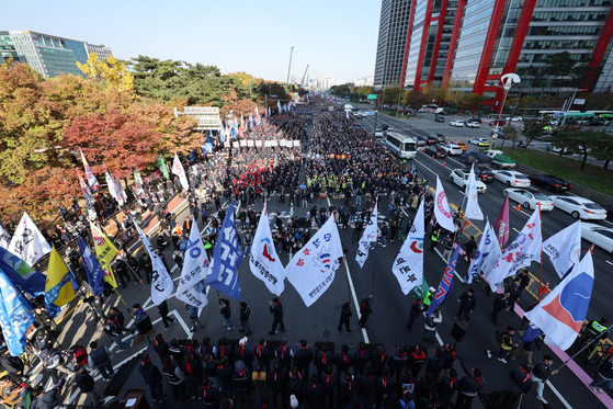 Members of the Federation of Korean Trade Unions rally on Yeoui-daero in Yeouido, western Seoul, on Saturday. [YONHAP]