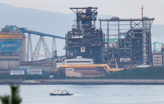 Posco's steel mill in Pohang, North Gyeongsang, after the fire that broke out early Sunday morning was completely extinguished [YONHAP]