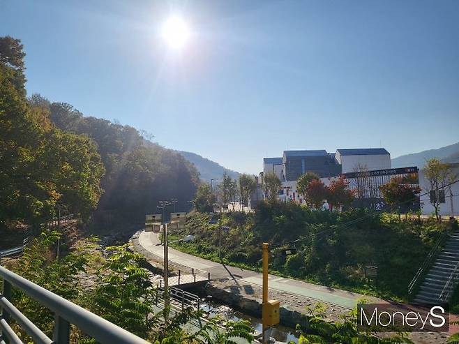 정부가 개발제한구역(그린벨트) 해제 계획을 발표한 서울 서초구 내곡동 일대 주민들은 개발 호재로 인한 축제 분위기를 전했다. 사진은 서리풀지구 내 여의천 모습. /사진=이화랑 기자