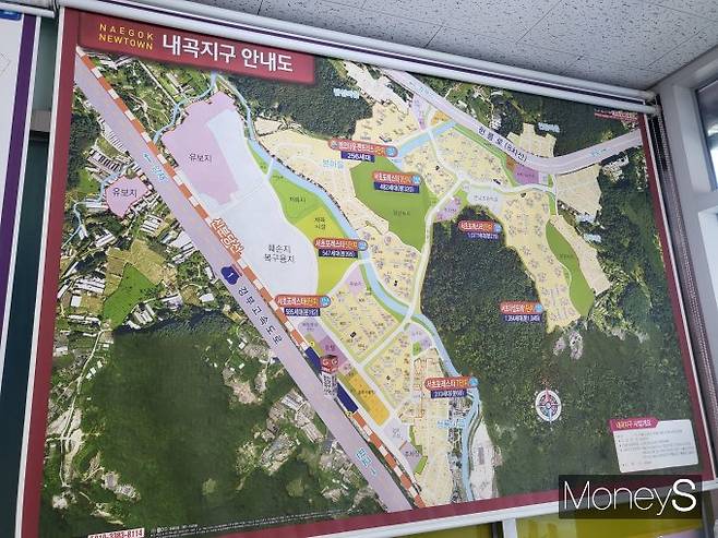 개발 호재로 내곡지구의 아파트값이 상승할 것으로 전망되는 가운데 자연 훼손에 대한 우려의 목소리도 나왔다. 사진은 내곡지구 안내도 모습. /사진=이화랑 기자