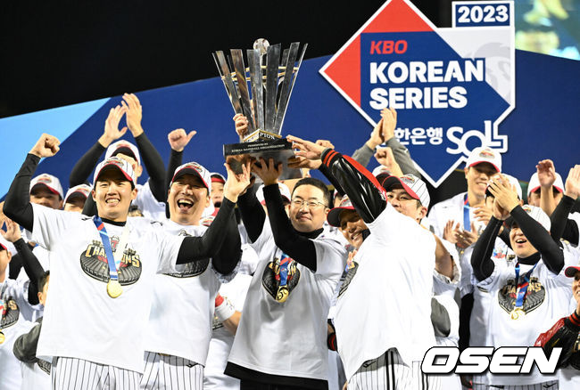 [OSEN=잠실, 이대선 기자] LG 트윈스가 29년 만에 한국시리즈 우승을 차지했다.&nbsp;LG는 13일 서울 잠실구장에서 열린 2023 KBO리그 한국시리즈(7전 4선승제) 5차전 KT와 경기에서 6-2로 승리했다. 이로써 LG는 1차전을 패한 후 4연승을 거두며 한국시리즈 우승을 차지했다.LG 구광모 감독을 비롯한 염경엽 감독이 선수단과 세리머니를 하고 있다. 2023.11.13 /sunday@osen.co.kr