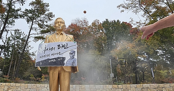 계란 맞는 박정희 동상 - 10일 오후 경북 경산시 영남대학교에서 영남대 민주동문회원들이 대학 내 설치된 박정희 동상에 계란을 던지고 있다. 2024.11.10  연합뉴스