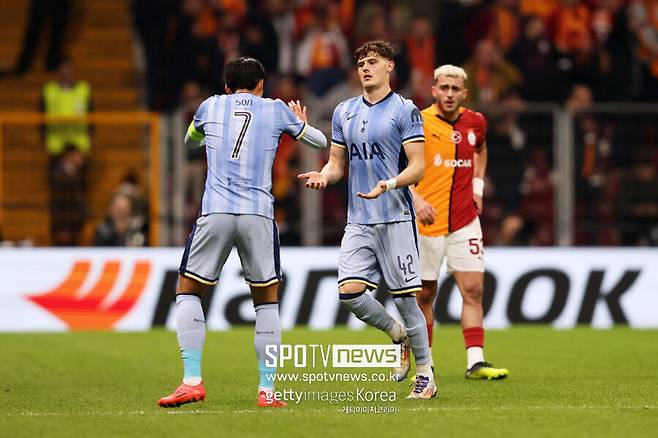 ▲&nbsp;영국 매체 '투더레인앤드백'은 9일(이하 한국시간) "전 토트넘 골키퍼이자 잉글랜드 대표팀에서 활약했던 폴 로빈슨이 토트넘과 손흥민이 연장 계약을 맺을 것이라 주장했다"고 밝혔다.&nbsp;로빈슨은 영국 매체 '토트넘 홋스퍼 뉴스'와 독점 인터뷰에서 "손흥민 재계약 관련 아무 소식이 없다는 건, 손흥민의 1년 연장 옵션은 이미 주어진 것이고 계약 기간이 더 길어질 수 있기에 그런 것이다. 2년이나 3년 재계약이 된다고 해도 놀랍지 않다. 손흥민이 토트넘에서 갖는 위상, 팬들과 관계를 따져봐라. 그가 원하는 만큼 토트넘에 오래 머물 수 있다고 생각된다"고 말했다.