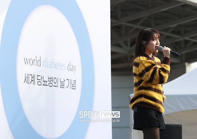 ▲ 블루런 체험 부스에는 많은 러너가 몰렸다. 또, 가수 경서와 키썸의 축하 공연도 이어졌다. ⓒ곽혜미 기자