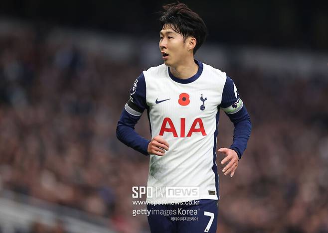 ▲&nbsp;토트넘 소식을 전문적으로 전달하는 '토트넘 뉴스'는 9일(이하 한국시간) "손흥민은 토트넘이 새로운 계약을 제안하지 않는 것에 불만이 있다. 현재 상황에 만족하지 않는다"라고 보도했다.&nbsp;이어 "손흥민을 향한 다른 클럽이 관심을 표할 수도 있다"라며 "손흥민의 사우디아라비아 이적설이 떠오르고 있다. 사우디아라비아 구단은 손흥민의 상황을 주시하고 있다"라고 덧붙였다.&nbsp;2015년 8월 레버쿠젠을 떠나 2,200만 파운드의 이적료로 토트넘과 5년 계약을 했던 손흥민은 2018년 7월 재계약을 통해 2023년까지 계약 기간을 늘렸고, 2021년 7월 두 번째 재계약을 하면서 2025년까지 뛸 예정이다.